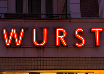 Leuchtreklame mit Wort "wurst"